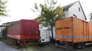 Immobilieneigentümer parkt Schrottautos im Kreis Gütersloh: Ärger um Autofriedhof