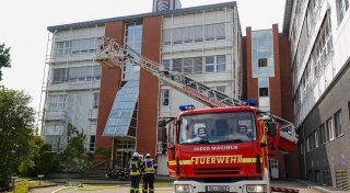 Batteriebrand in Bielefeld: Feuerwehr mit Atemschutz im Einsatz