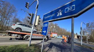 Zwei Kinder und zwei Erwachsene verletzt: Frau fährt in Kirchlengern auf Fahrschulwagen auf