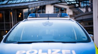 Polizei durchsucht Gebäude in OWL: Rechtsextreme sollen Schusswaffen besitzen