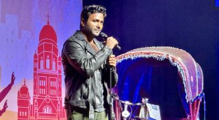 Motivationskünstler Biyon Kattilathu verteilt in Delbrück Glückshormone