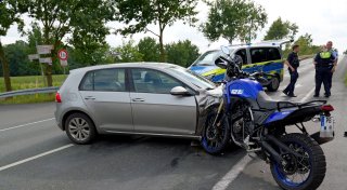 Motorrad verkeilt sich bei Zusammenstoß in Paderborn-Sennelager