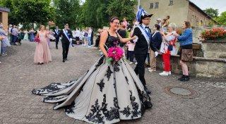 Majestätischer Auftritt: Mennes Schützenkönigspaar trotzt Wind und Wetter