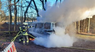 Große Rauchwolke über Hille: VW Bulli brennt auf Parkplatz am Badesee Mindenerwald aus