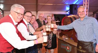 Mit vielen Fotos: Oktoberfest bei Höxter lockt mehr als 1.500 Gäste ins Festzelt