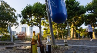 Mehrwegflaschen landen im Müll - Debatte über Pfandhöhe