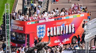 Fans feiern Englands Fußball-Europameisterinnen in London