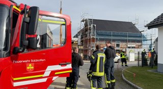Salzkottener Feuerwehr rettet kollabierten Mann von Gerüst an einem Neubau