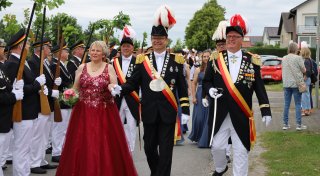Scharmedes Kaiserin überzeugt mit schwingender Robe im Beerenton