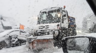 Schnee-Chaos-Bilanz: Winterräumdienst kracht in Glastür eines Bielefelder Supermarkts