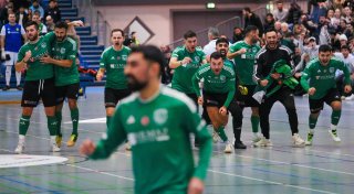 Fußball-Stadtmeister SC Hicret beweist auch beim Feiern in Bielefeld langen Atem