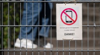 Ministerin Prien gegen private Handynutzung an Grundschulen