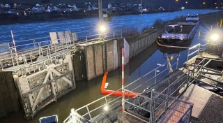 Schiffe auf der Mosel stecken nach Unfall weiter fest