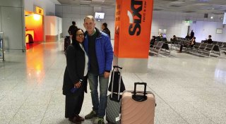Happy End nach Liebesdrama im Kreis Gütersloh - großes Wiedersehen am Flughafen