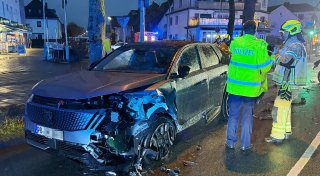Zwei Autos stoßen auf dem Dr.-Rörig-Damm in Paderborn zusammen