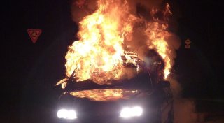 Explodierte Feuerwerksbatterie im Auto: Polizei sucht nun Bielefelder Autobrandstifter