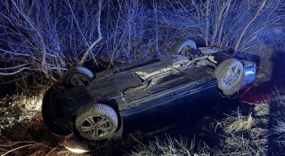 24-Jähriger verliert in Bielefeld die Kontrolle - Mercedes landet auf dem Dach