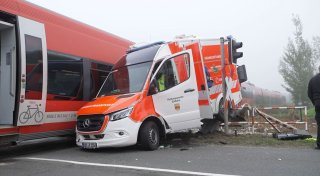 Regionalzug kollidiert mit Krankenwagen - Patientin stirbt