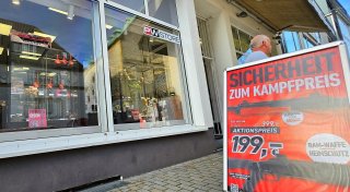 Eklat vor Bielefelder Waffenladen: Frau flüchtet vor aggressivem Mitarbeiter