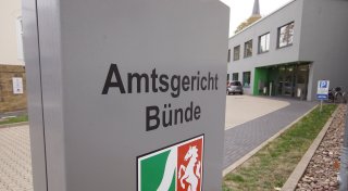 Im Vollrausch: Bünder ging nach einem Unfall auf Polizisten los