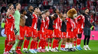 Die Bayern rollen los und feiern mit einem Bosse-Handschlag