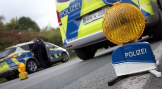 Böse Überraschung für Bielefelder Polizisten: Fahrschülerin (40) rammt Streifenwagen