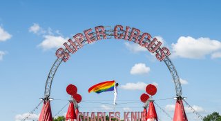 „Bundestag kein Zirkuszelt“: Zirkus hisst in Bielefeld Regenbogenfahne aus Protest