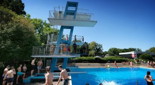 Budgetkürzung in Gütersloh: Ist der Sprungturm im Freibad Opfer der Sparpolitik?