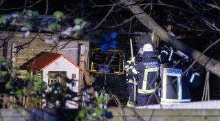 Gartenlaube in Bielefeld abgebrannt - Feuerwehr verhindert Schlimmeres