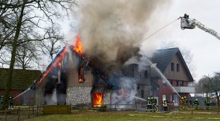 Feuerwehr löscht brennendes Wohnhaus in Hövelhof - Hund kommt ums Leben