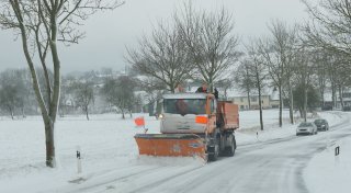 Schnee und Glätte im Kreis Paderborn - Autos rutschen in Gräben