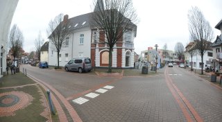Diebe werfen Glastür in Rahden mit Gully-Deckel ein