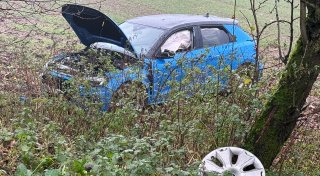 Audi landet bei Lichtenau auf einer Wiese: Fahrerin verletzt