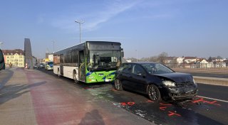 Bus schiebt vier Autos ineinander: Zwei Verletzte nach Unfall auf der Weserbrücke in Minden