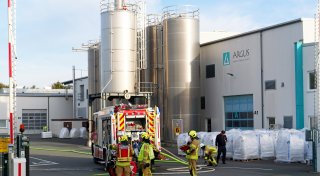 Großbrand und Chemieunfall: Feuerwehr und ABC-Einheiten üben bei Argus in Büren