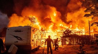 Waldbrand zerstört Gebäude nahe ehemaliger Goldgräber-Stadt
