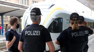 Auf Zugfahrt nach Bielefeld: Randalierer geht mit Schere auf Fahrgäste los