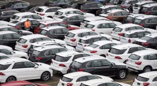 BMW und Mercedes verkaufen weniger Autos