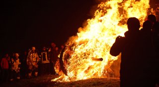 Nieheimer Tradition beim Osterräderlauf in Lügde dabei