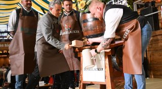 Cannstatter Volksfest mit zwei Schlägen eröffnet