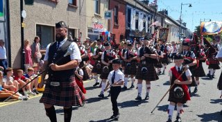 Sechsjähriger Bielefelder führt Parade in nordirischer Partnerstadt Enniskillen an