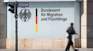 Sturz der Assad-Regierung: Bundesamt stoppt Asyl-Entscheidungen von Syrern