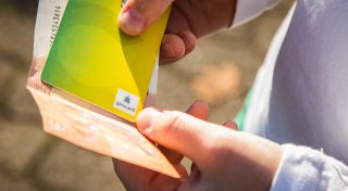 Kartenzahlung für Kinder: Die wichtigsten Infos über Altersgrenzen und Vorteile für Eltern