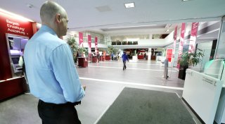 Bisher einmalig in OWL: Sparkasse in Güterslohs Innenstadt engagiert Sicherheitsdienst