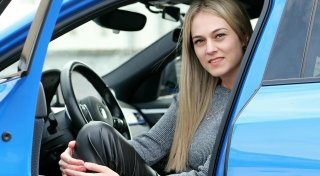 Gütersloherin ist bei Instagram ein Star - Videos von Fahrlehrerin gehen viral