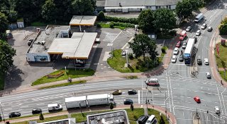 Am helllichten Tag: Großer Polizeieinsatz nach Raubüberfall auf Bielefelder Tankstelle