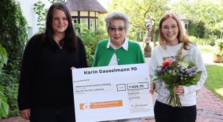Karin Gauselmann zeigt ihr Herz für Tiere mit einer Spende an das Tierheim Lübbecke