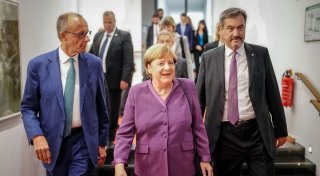 Merkel lässt sich feiern - Merz würdigt einstige Rivalin