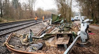 ICE stößt in Hamburg mit Sattelzug zusammen
