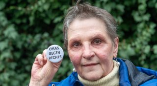 Mutige Seniorinnen gesucht: Herforderin will „Omas gegen Rechts“ gründen